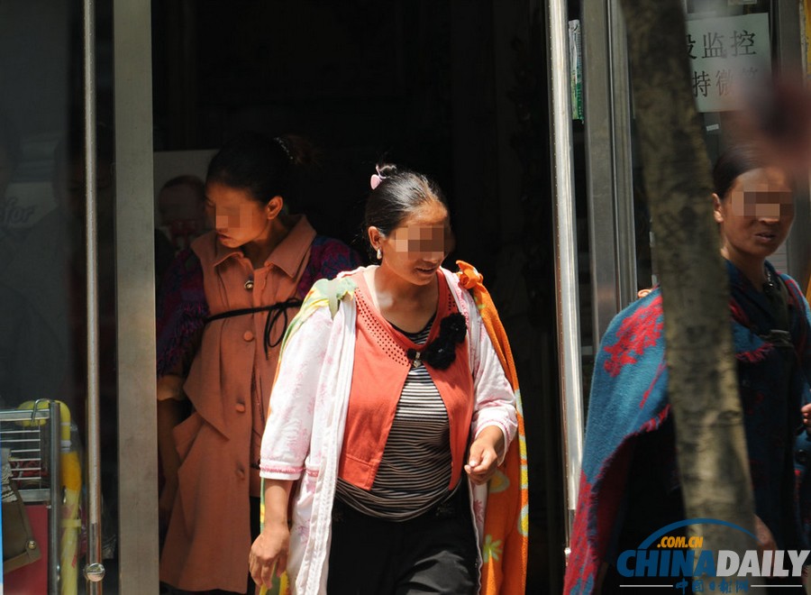 浙江：“斗篷黨”現(xiàn)身鬧市偷盜 以長斗篷掩護順走商品