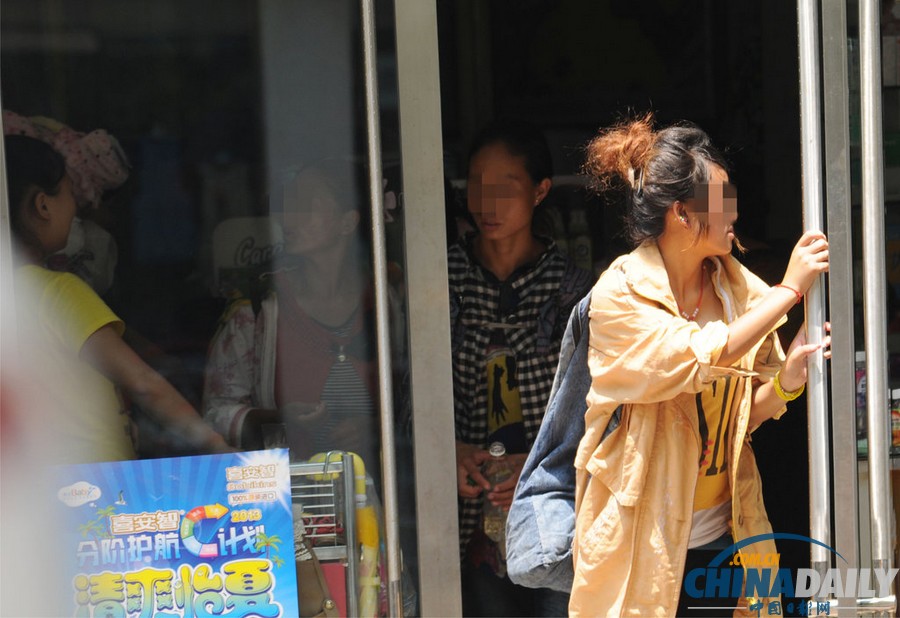 浙江：“斗篷黨”現(xiàn)身鬧市偷盜 以長斗篷掩護順走商品