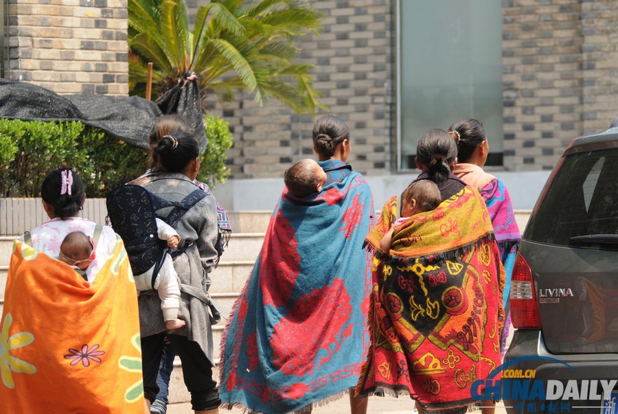 浙江：“斗篷黨”現身鬧市偷盜 以長斗篷掩護順走商品