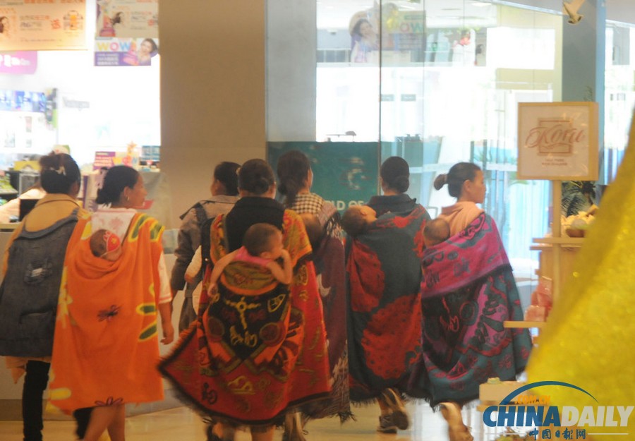 浙江：“斗篷黨”現身鬧市偷盜 以長斗篷掩護順走商品