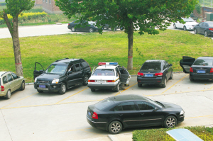 河北保定民警開警車送孩子上學(xué)被免職并行政記大過