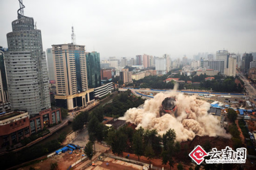 昆明工人文化宮使用不到30年拆除 7秒鐘倒下(圖)