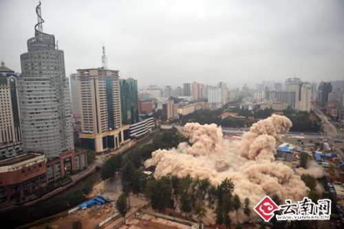 昆明工人文化宮使用不到30年拆除 7秒鐘倒下(圖)