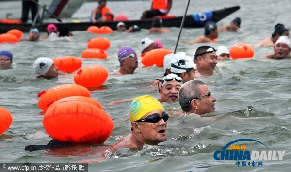 浙江蘭溪：15名環保局長率千人渡江以證水質