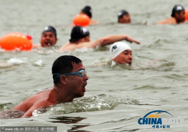 浙江蘭溪：15名環保局長率千人渡江以證水質