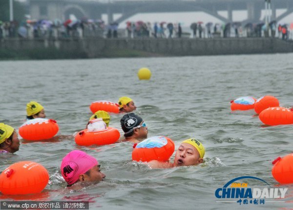 浙江蘭溪：15名環保局長率千人渡江以證水質