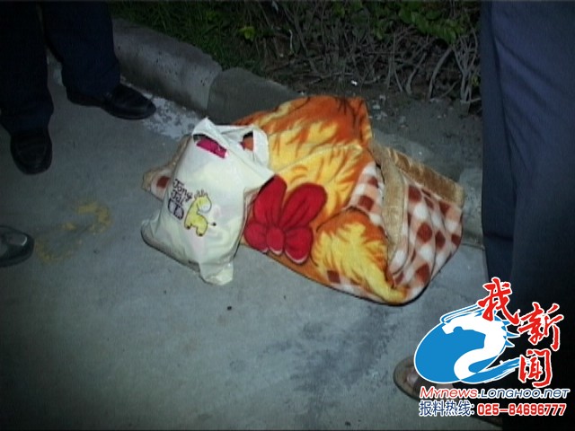 南京：女嬰被棄小區路上 險被車輪碾壓