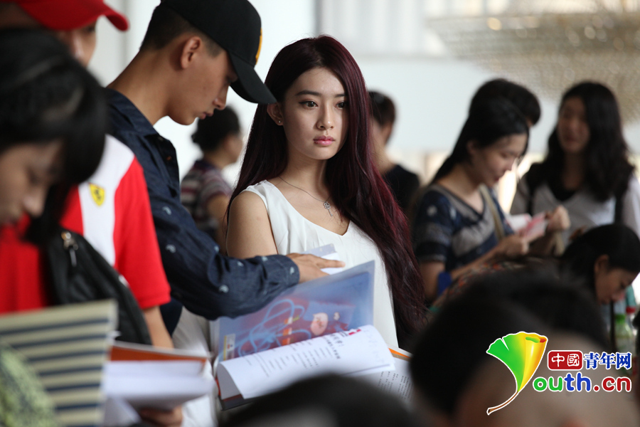 北京電影學(xué)院開學(xué) 新一輪帥哥美女齊報(bào)道