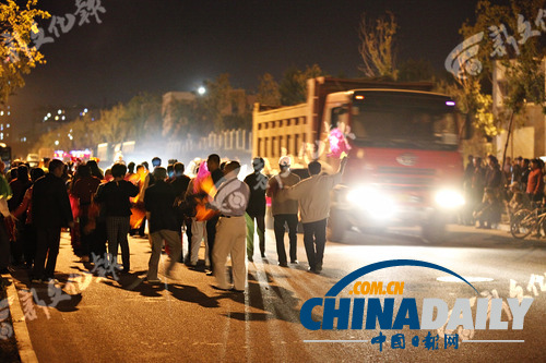 長(zhǎng)春上百名老人馬路上扭秧歌 稱(chēng)人多車(chē)輛能躲開(kāi)