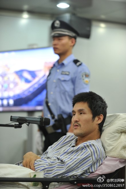 冀中星爆炸案今日開審 因身體原因用病床推入法庭 稱不是故意引爆炸彈