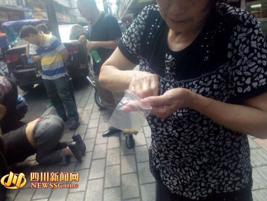 小偷當街撒假黃金瞬間被哄搶 造成交通擁堵(圖)