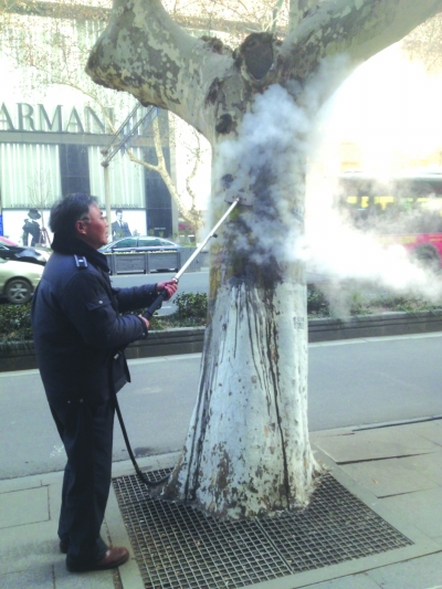 南京城管新武器“掛燙機”