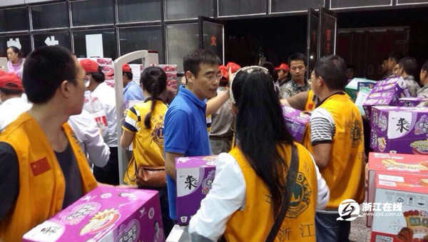 給力浙江！溫暖浙江！網(wǎng)友點(diǎn)贊洪水中的救援力量