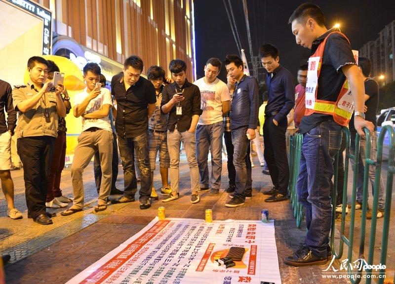 高清：男子擺攤出售“面子” 吐次口水收費百元