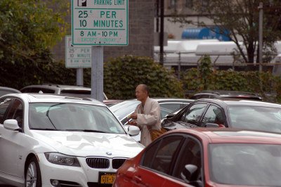 紐約頻現(xiàn)華人假和尚化緣 強送佛珠索要捐款(圖)