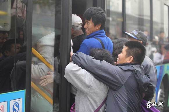 冰城公共交通霧霾大考沒(méi)及格 公交等半小時(shí)不稀奇(圖)