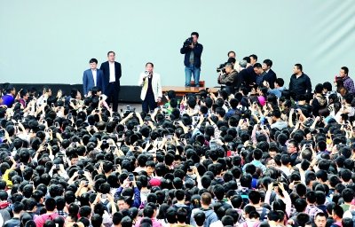 袁隆平赴武漢大學演講 因場地問題5分鐘后離場