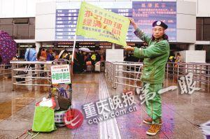 失明男子街頭宣傳環(huán)保 免費(fèi)設(shè)計(jì)簽名送筷子(圖)