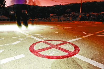 不滿鄰居跳舞音樂(lè)太吵 一住戶鳴槍放藏獒驅(qū)散跳舞者