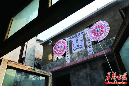男子懷疑鄰居舉報違建 對著他家擺靈堂放哀樂