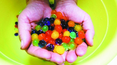 兒童流行養泡大珠 醫生:十大危險玩具之一