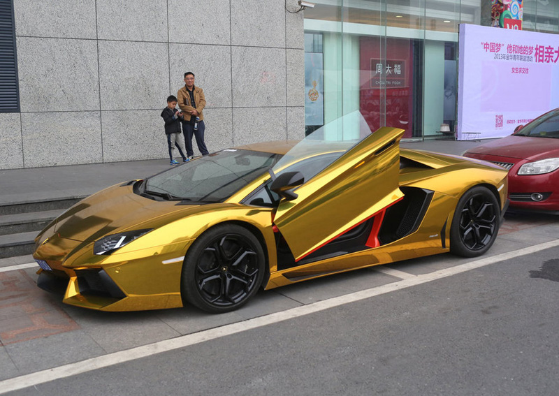 “土豪金”蘭博基尼引圍觀 車(chē)主無(wú)奈剝掉“黃金甲”