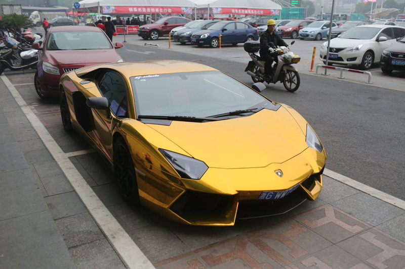 “土豪金”蘭博基尼引圍觀 車主無(wú)奈剝掉“黃金甲”