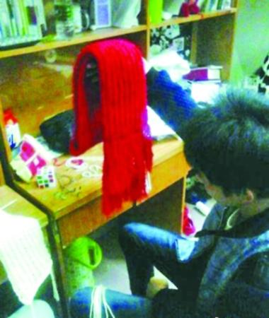 三個(gè)男生織圍巾送女友 網(wǎng)友嘆“逆天了”（圖）