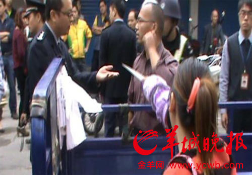 順德城管整治執法 女小販持豬肉刀“對峙”(圖)