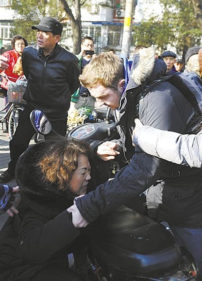 北京老外撞人事件圖片拍攝者發公開信道歉