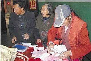 男子每天背350萬家當出門 丟失后被老太撿到交還