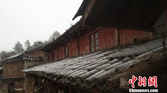 昆明迎來今年首場(chǎng)大范圍降雪 引起網(wǎng)友狂歡(圖)