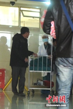 重慶被摔男嬰術(shù)后仍昏迷 打人女孩家屬?gòu)奈纯赐?/></p>

<p>原原的家屬一直守候在重癥監(jiān)護(hù)室外，等待孩子推出監(jiān)護(hù)室。每當(dāng)聽(tīng)到監(jiān)護(hù)室內(nèi)有孩童的啼哭聲，原原母親曾燕便會(huì)將耳朵貼在門上仔細(xì)辨認(rèn)是不是原原的聲音。為了不錯(cuò)過(guò)手術(shù)前和孩子見(jiàn)面，家屬一直守候在病房外。圖為醫(yī)生將原原推進(jìn)手術(shù)室。</p>
</p>
</div>
</div>

<div   class=