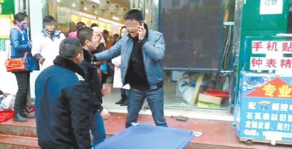 小販不聽(tīng)勸拿起榔頭打城管 城管：希望市民配合