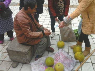 柚子爺爺收300元假鈔 好心市民捐近300真錢