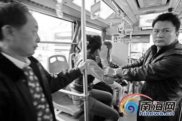 公交司機(jī)停車抓車上小偷 乘客無(wú)人幫忙抱怨耽誤時(shí)間