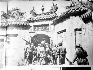 男子書攤淘舊書籍 現75年前日軍侵華舊畫冊