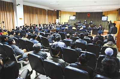 云南“巧家爆炸案”一審宣判兩被告死刑 兩被告當庭向受害人磕仨響頭