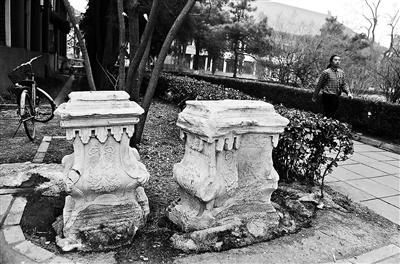 圓明園文物被棄置車棚北大回應稱“臨時擺放”