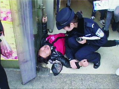 婦科治療宣傳冊塞給男青年發單女被暴躁男一拳打暈