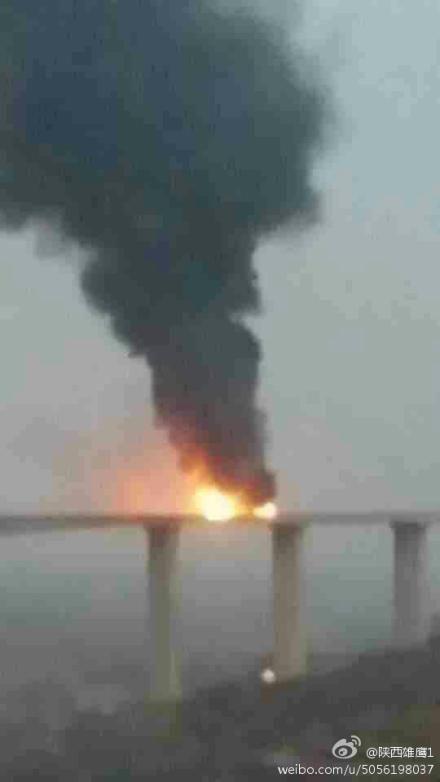 陜西一油罐車(chē)在高速上發(fā)生燃爆 傷亡不明(圖)