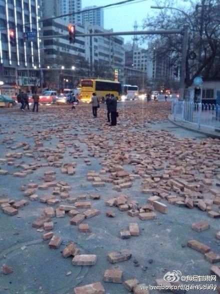 蘭州火車站遍地磚頭