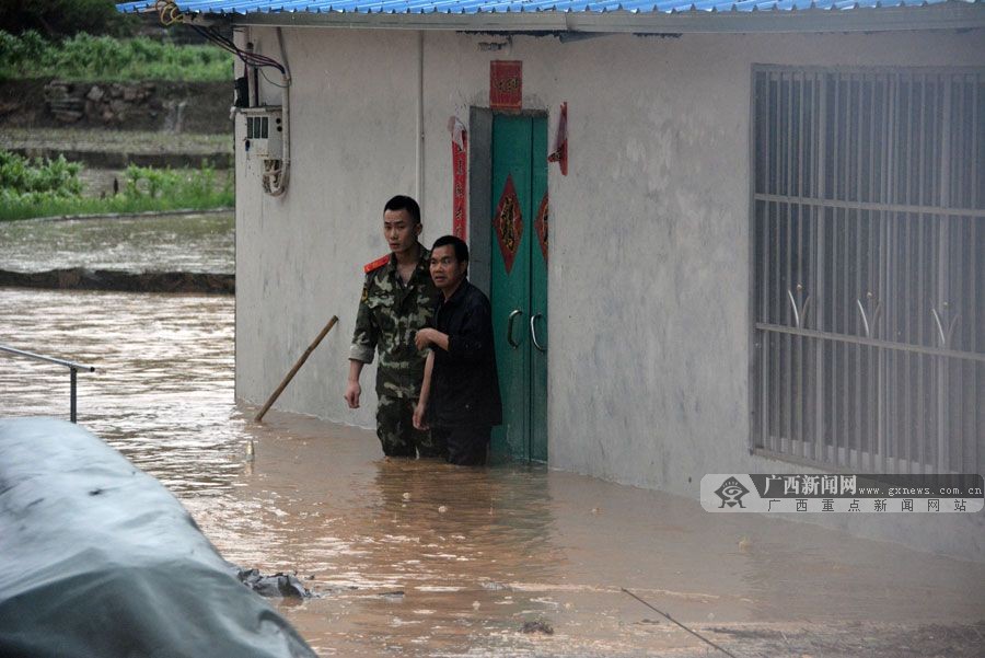 岑溪市受強降雨侵襲引發(fā)洪水 群眾被困屋內(nèi)(1/6)