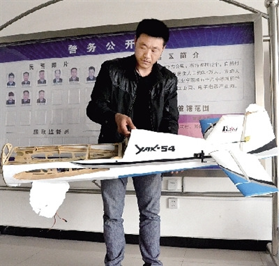 航模飛機(jī)空中沖下撞到老漢腰 致其搶救無(wú)效死亡