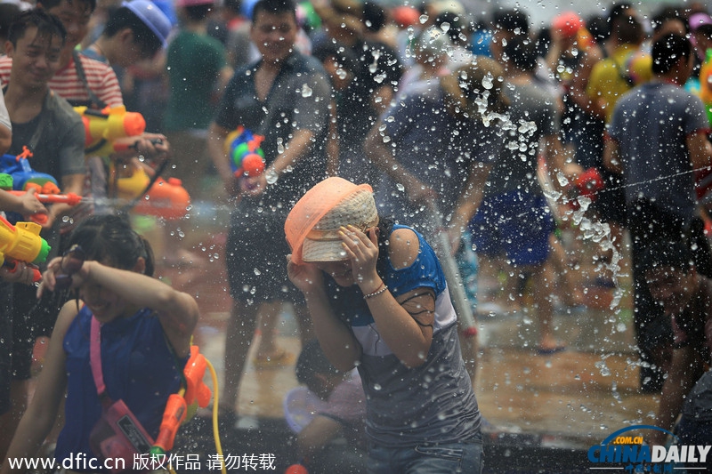 西雙版納：萬人潑水喜迎傣歷新年 歡騰場(chǎng)面蔚為壯觀