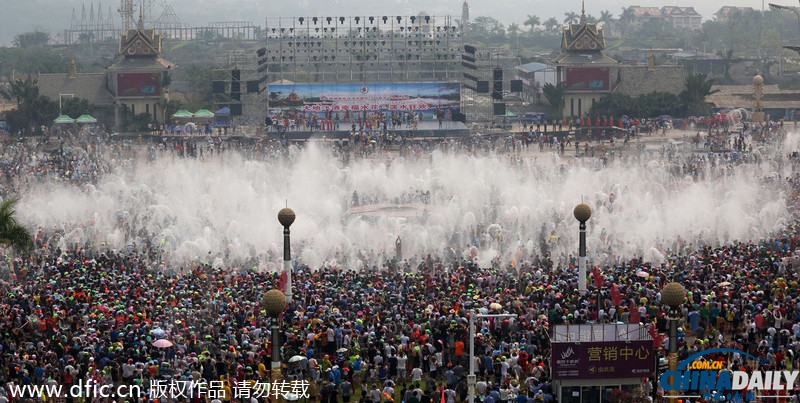 西雙版納：萬人潑水喜迎傣歷新年 歡騰場(chǎng)面蔚為壯觀