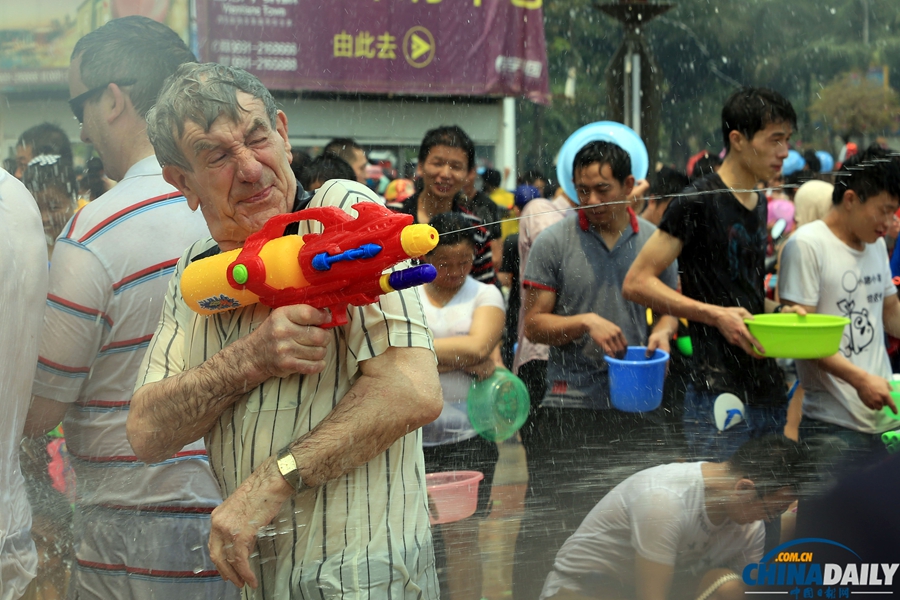 西雙版納：萬(wàn)人潑水喜迎傣歷新年 歡騰場(chǎng)面蔚為壯觀