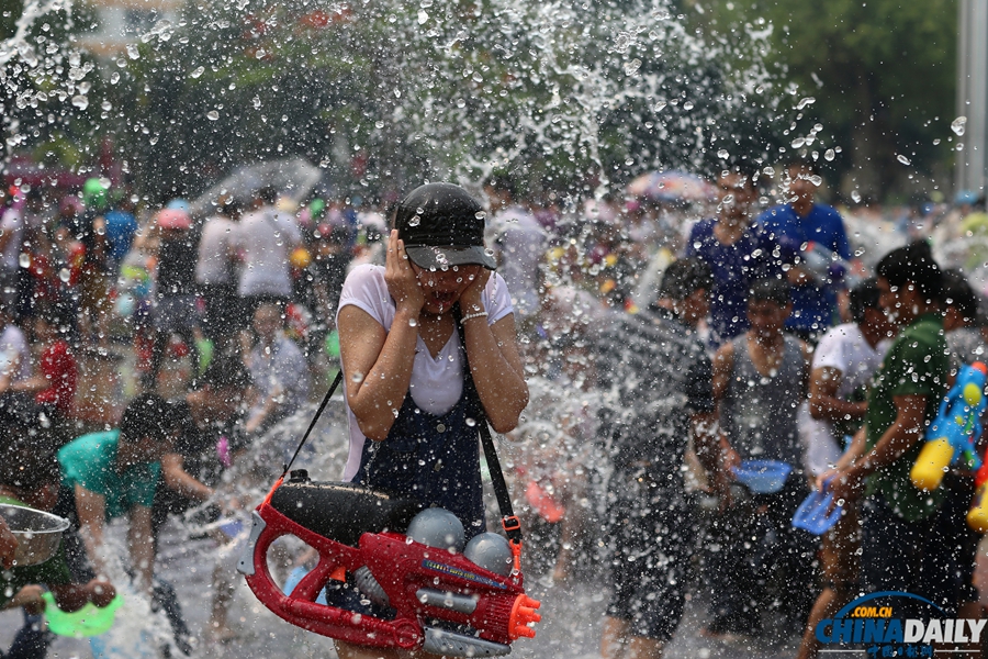 西雙版納：萬人潑水喜迎傣歷新年 歡騰場面蔚為壯觀