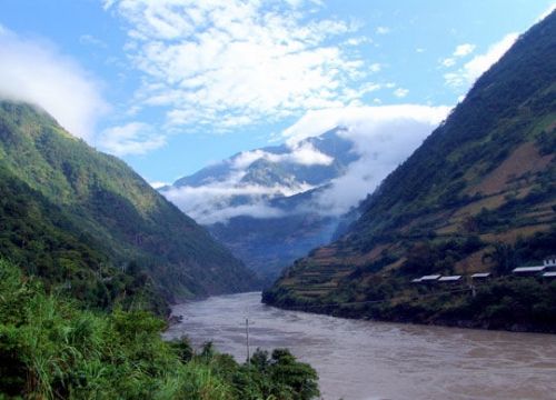 面紅耳赤看男女共浴 走進怒江神秘美女村