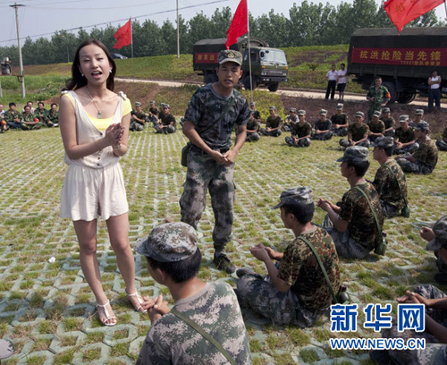 全軍和武警部隊開展各種活動喜迎建軍節